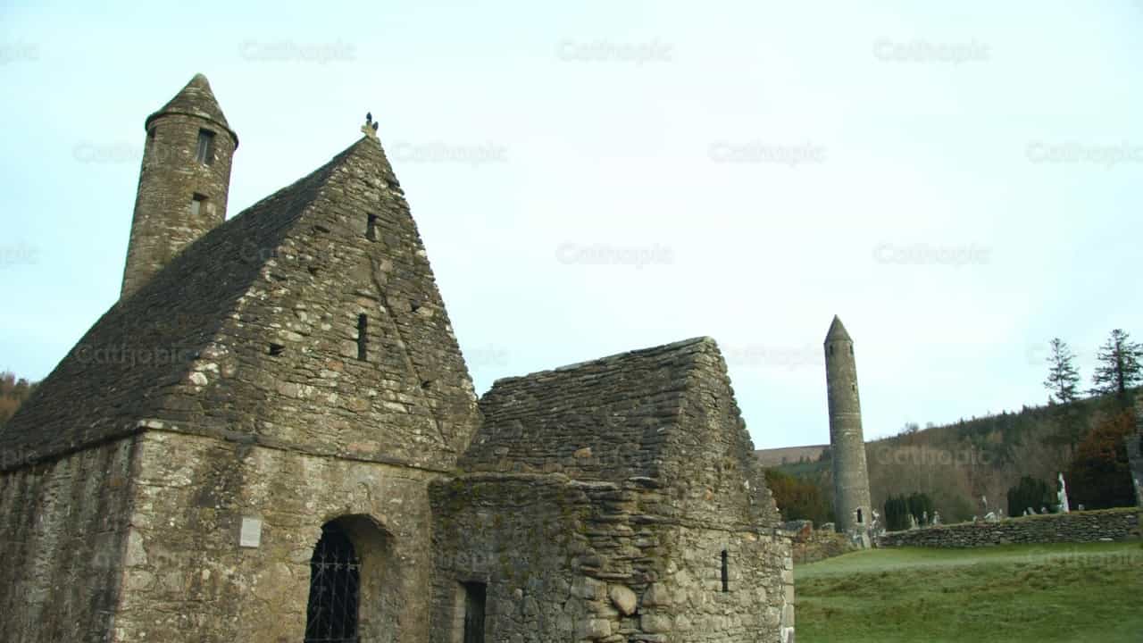 Primer plano de una antigua iglesia de piedra - Banco de vídeos católicos