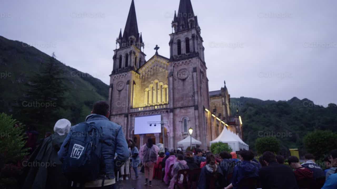 Covadonga à Noite - Vídeos católicos de stock