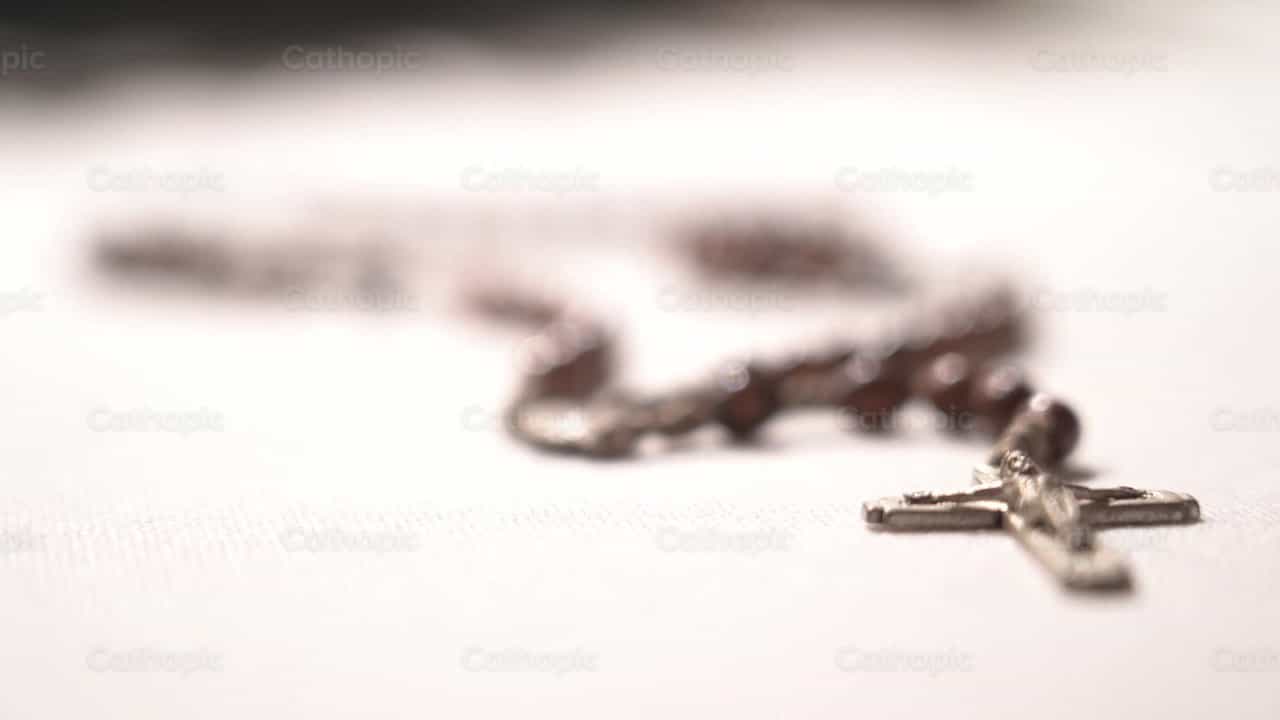 El rosario (Toma 3) - Banco de vídeos católicos - Fotografía por Cathopic