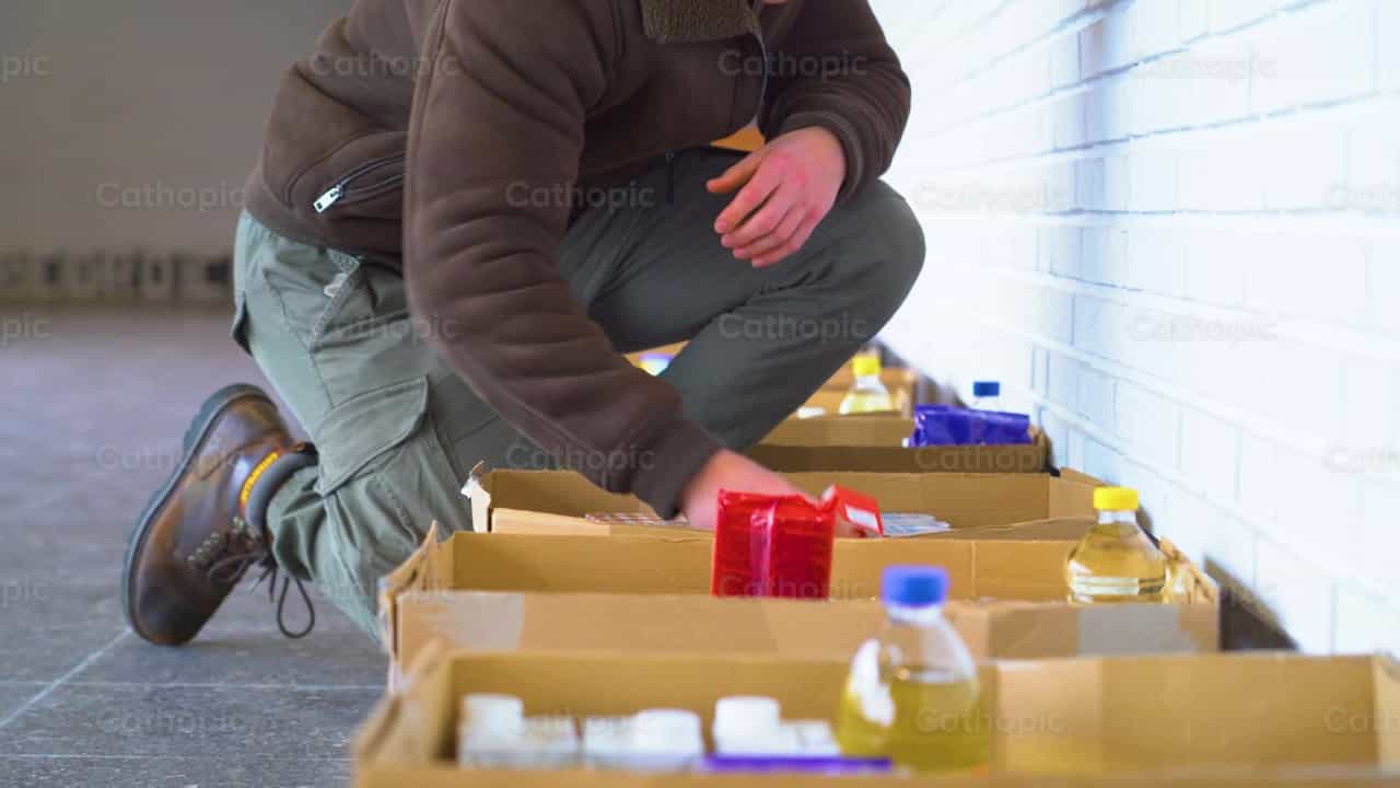 Cajas de comida - Banco de vídeos católicos - Fotografía por Cathopic