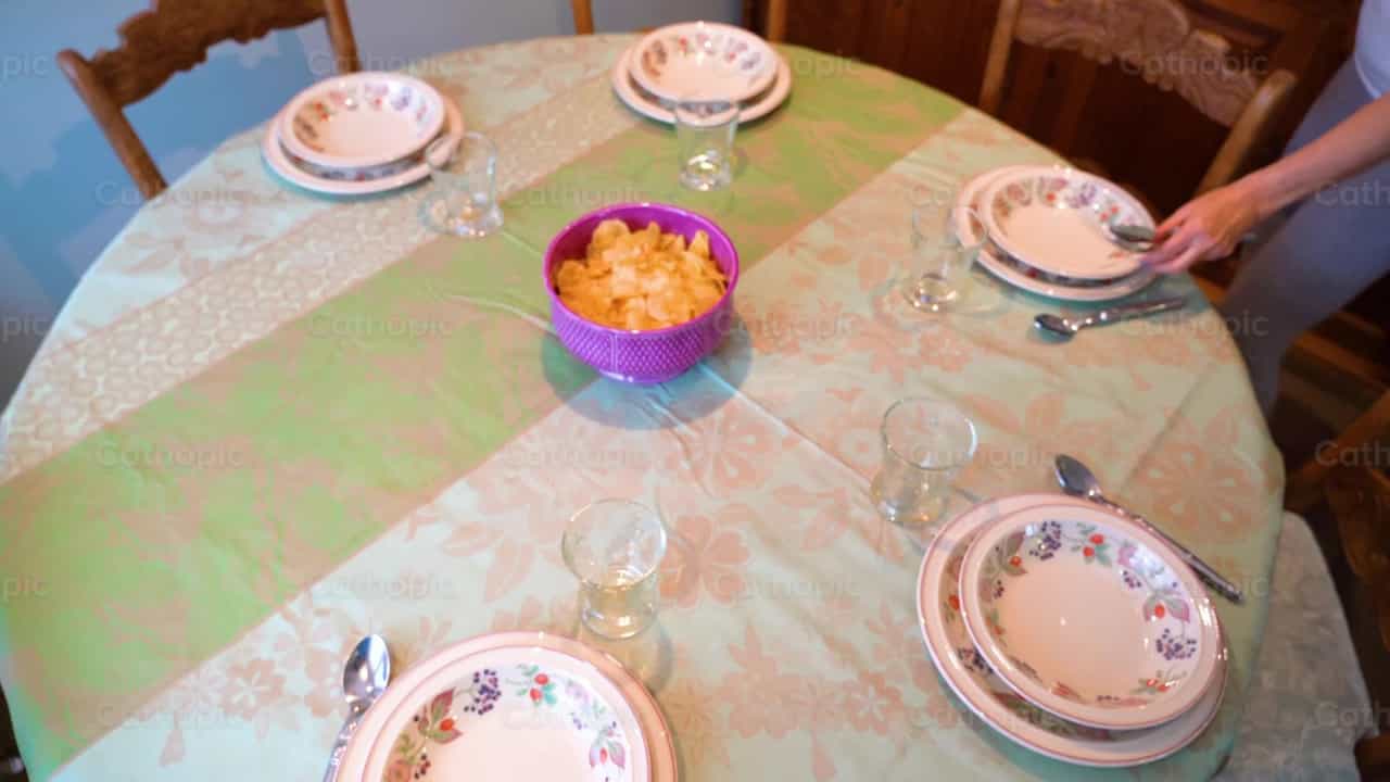 Poner la mesa - Banco de vídeos católicos - Fotografía por Cathopic