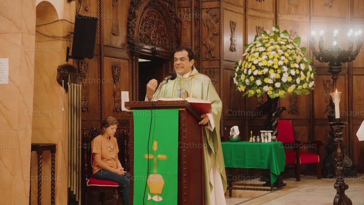 Sacerdote pregando na Missa - Vídeos católicos de stock - Foto de Carlos Gaviria