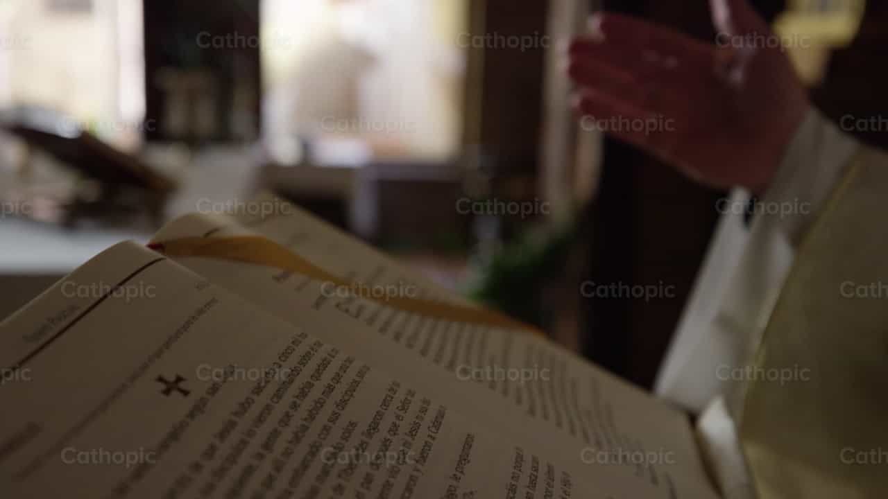 司祭诵读福音 - 天主教素材视频 - 摄影： Catholic Stuff