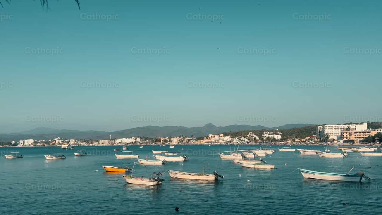 Botes a la orilla del mar - Banco de vídeos católicos - Fotografía por Frames Cristianos