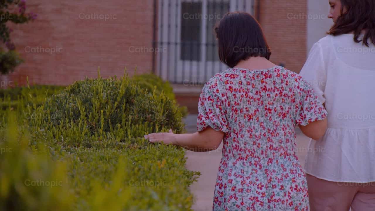 Caminando juntas - Banco de vídeos católicos - Fotografía por Almures Studio