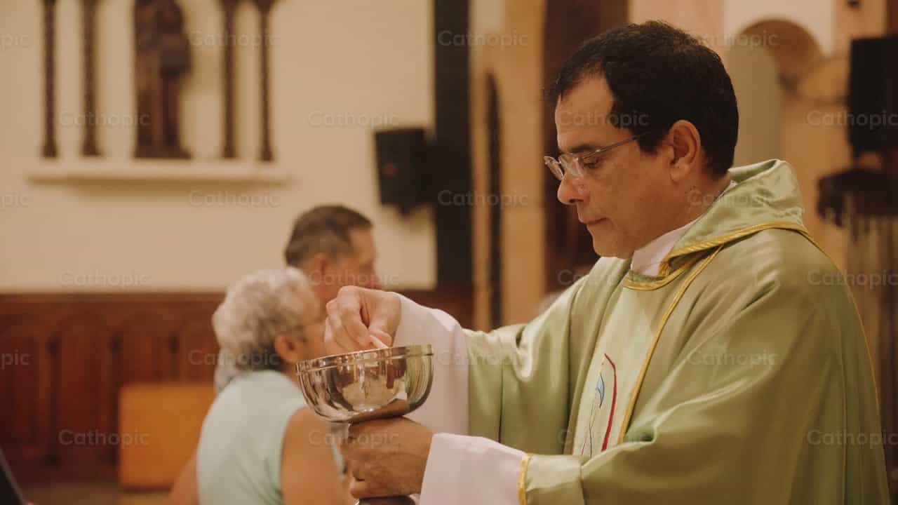 Sacerdote dando a Comunhão na Missa - Vídeos católicos de stock - Foto de Carlos Gaviria