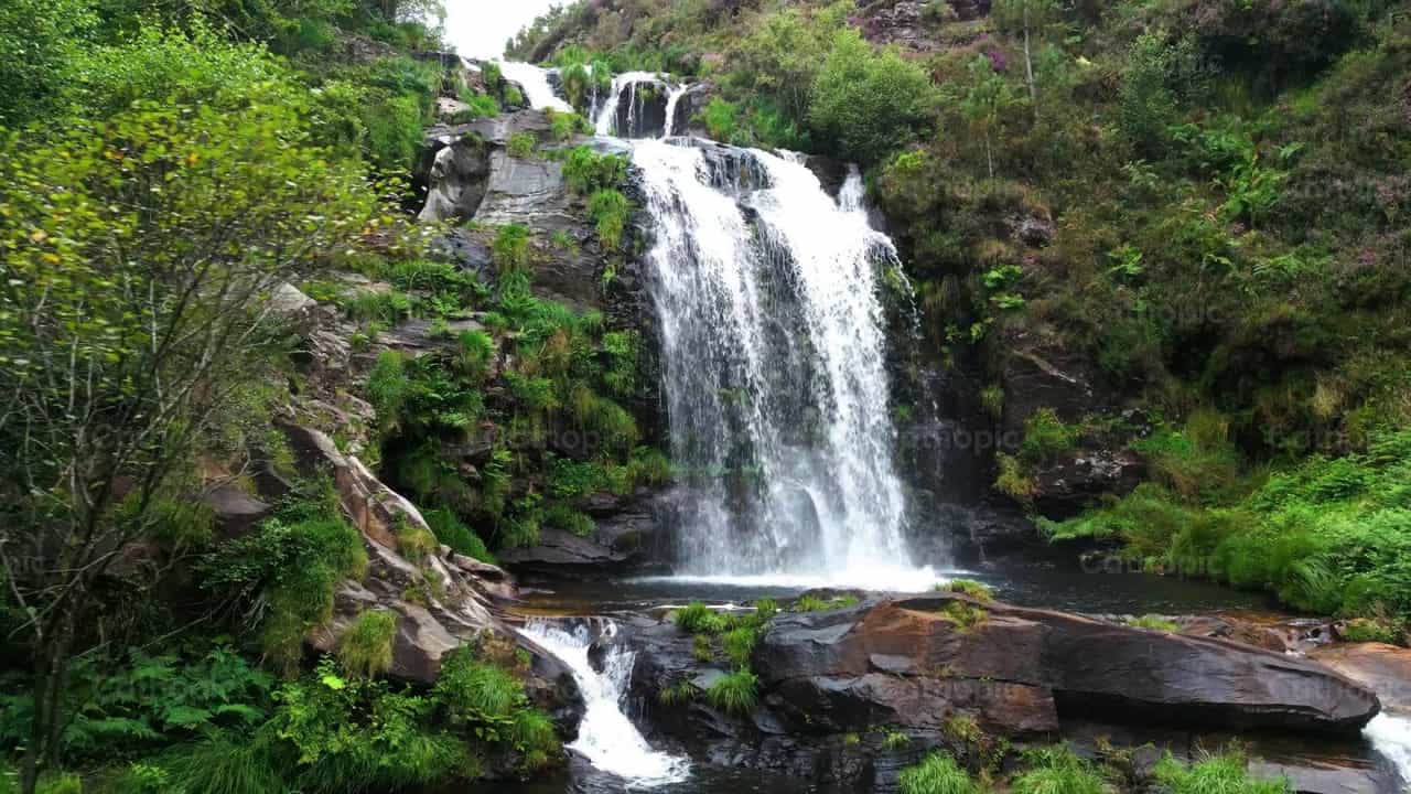 Cascada en la isla de Deva - Banco de vídeos católicos - Fotografía por Santiago de la Hoz