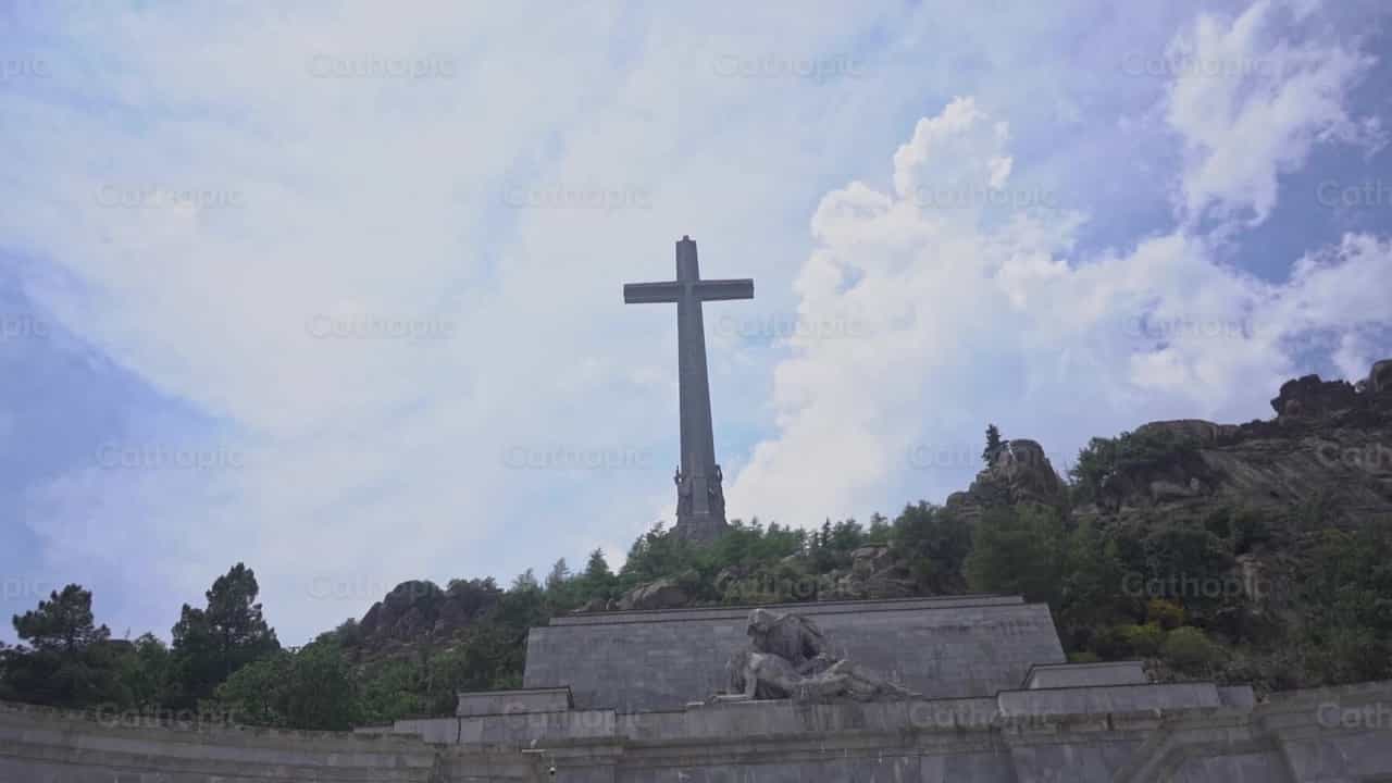 Cruz del Valle - Banco de vídeos católicos - Fotografía por Lupe Belmonte
