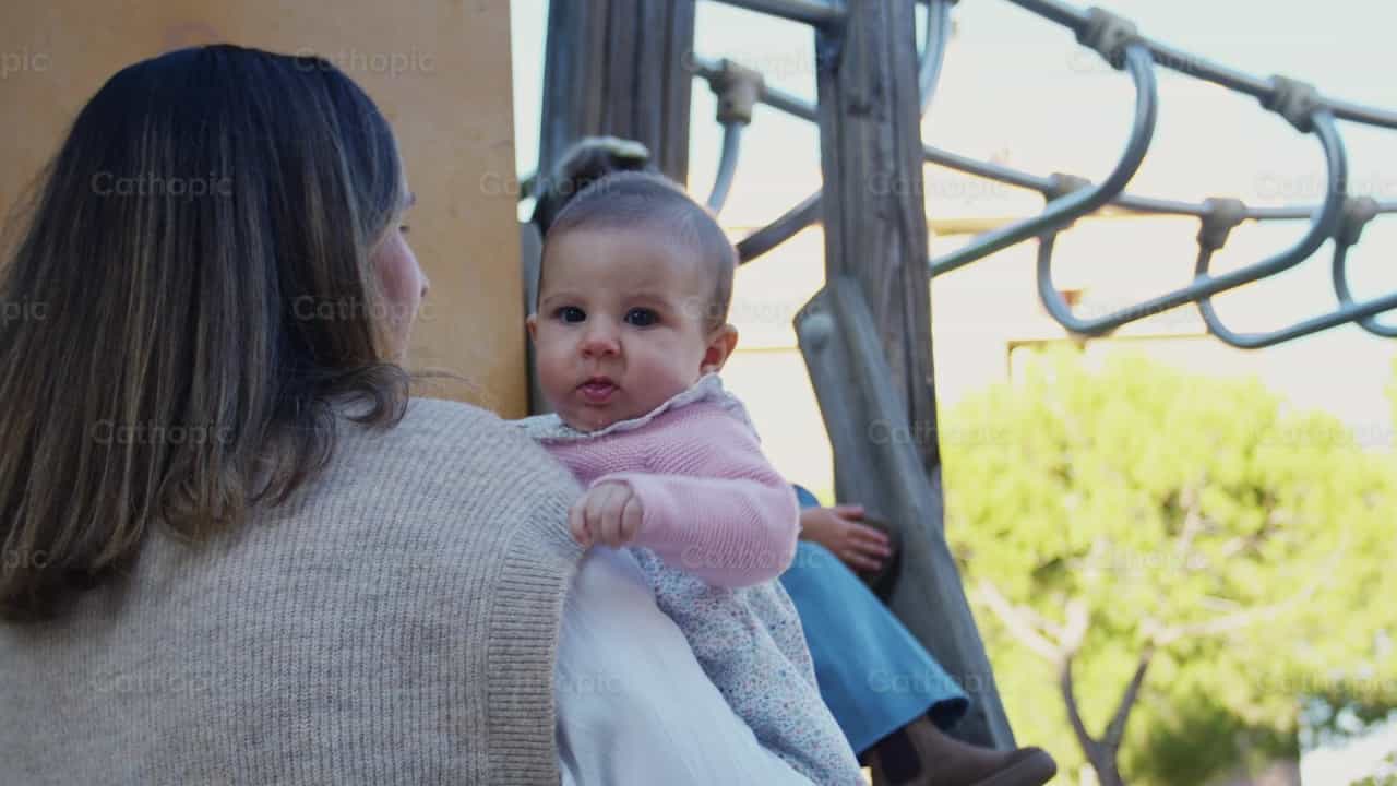 Mama i dzieci bawiące się w parku - Katolickie filmy stockowe - Zdjęcie: Almures Studio