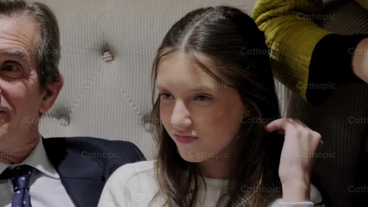 Papa e hija conviviendo - Banco de vídeos católicos - Fotografía por Almures Studio