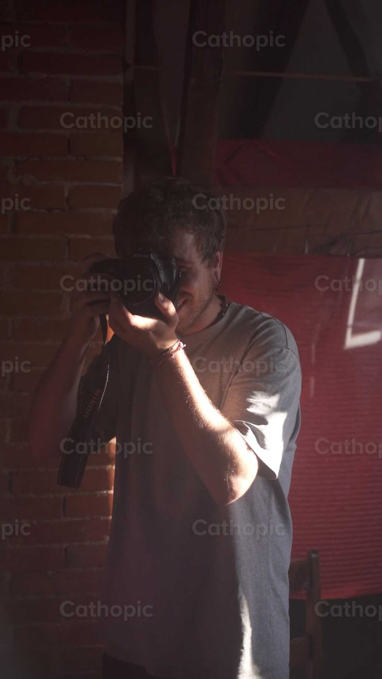 Chico haciendo fotos - Banco de vídeos católicos
