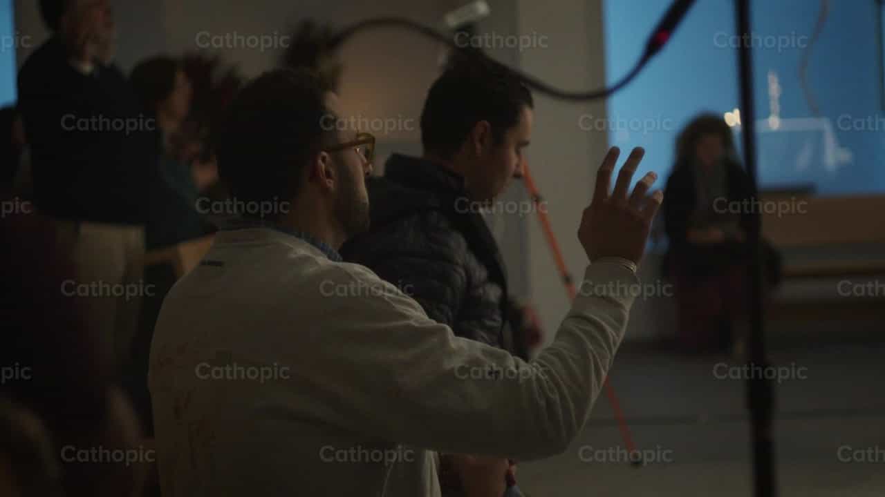 Comunidad en oración frente al Santísimo Sacramento - Banco de vídeos católicos - Fotografía por Almures Studio
