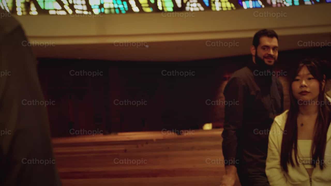 El sacerdote despidiéndose de los jóvenes - Banco de vídeos católicos