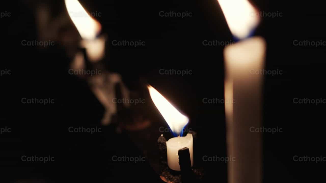 Velas encendidas - Banco de vídeos católicos - Fotografía por Álvaro García