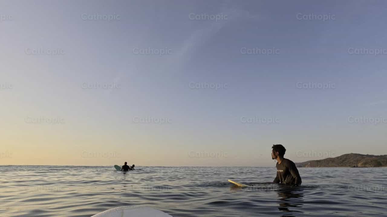 Surfistas en el mar - Banco de vídeos católicos - Fotografía por Frames Cristianos