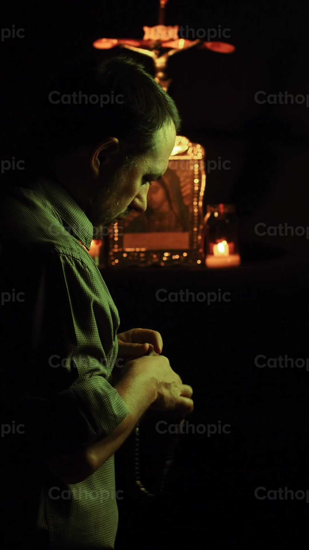 Hombre reza el rosario de rodillas 12 - Banco de vídeos católicos - Fotografía por Pitangus Alfonso Asensio