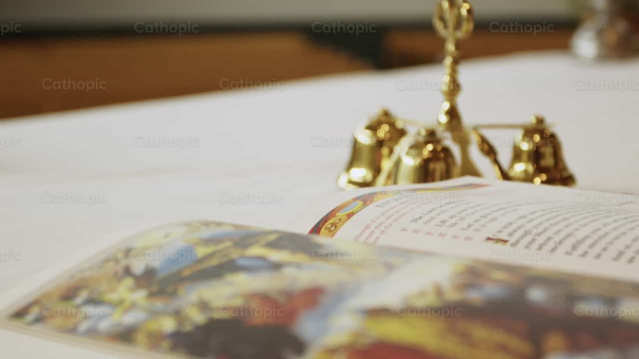 Romanong Missal at mga kampana sa ibabaw ng altar - Mga Catholic stock video - Larawan ni Almures Studio
