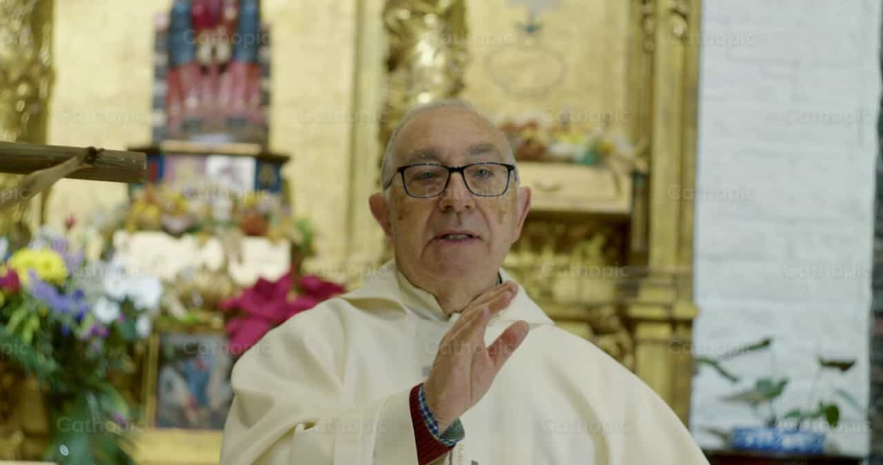 Sacerdote bendiciendo - Banco de vídeos católicos - Fotografía por Almures Studio