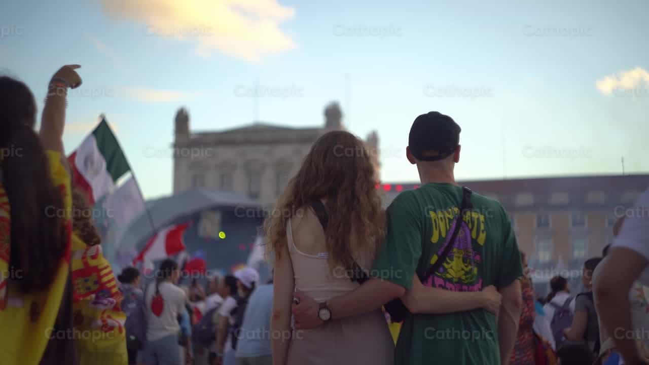 Couple at WYD 2023 - Catholic stock videos - Photo by Lupe Belmonte