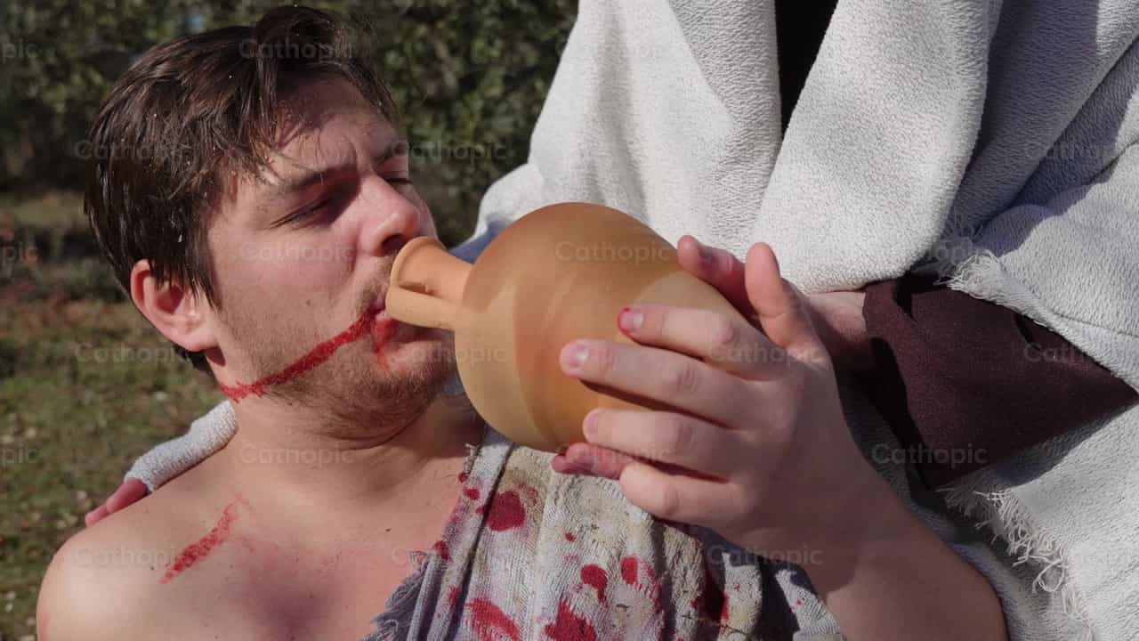 De barmhartige Samaritaan geeft te drinken - Katholieke stockvideo's - Foto door Santiago de la Hoz