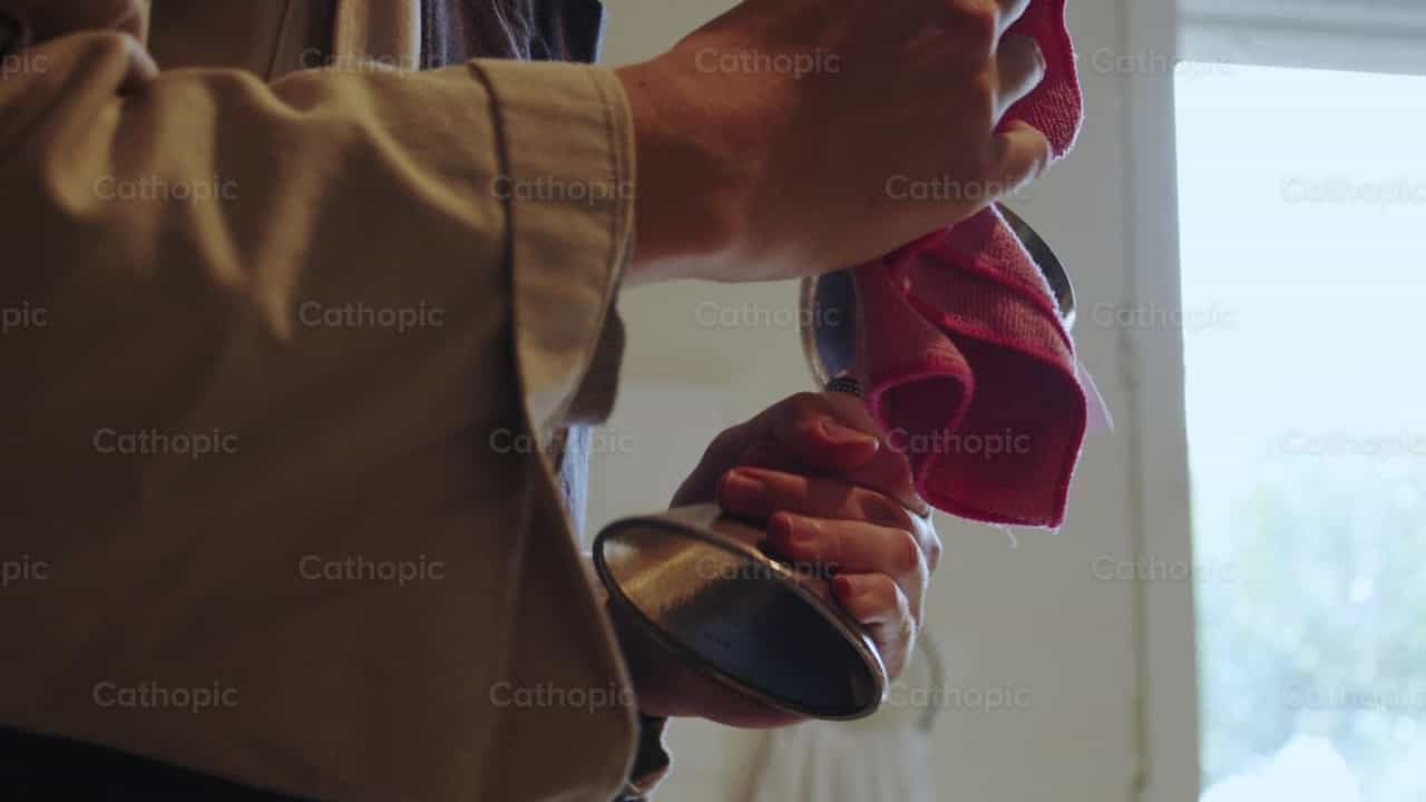 Monje de Verbum Spei limpia el Cáliz - Banco de vídeos católicos - Fotografía por Almures Studio