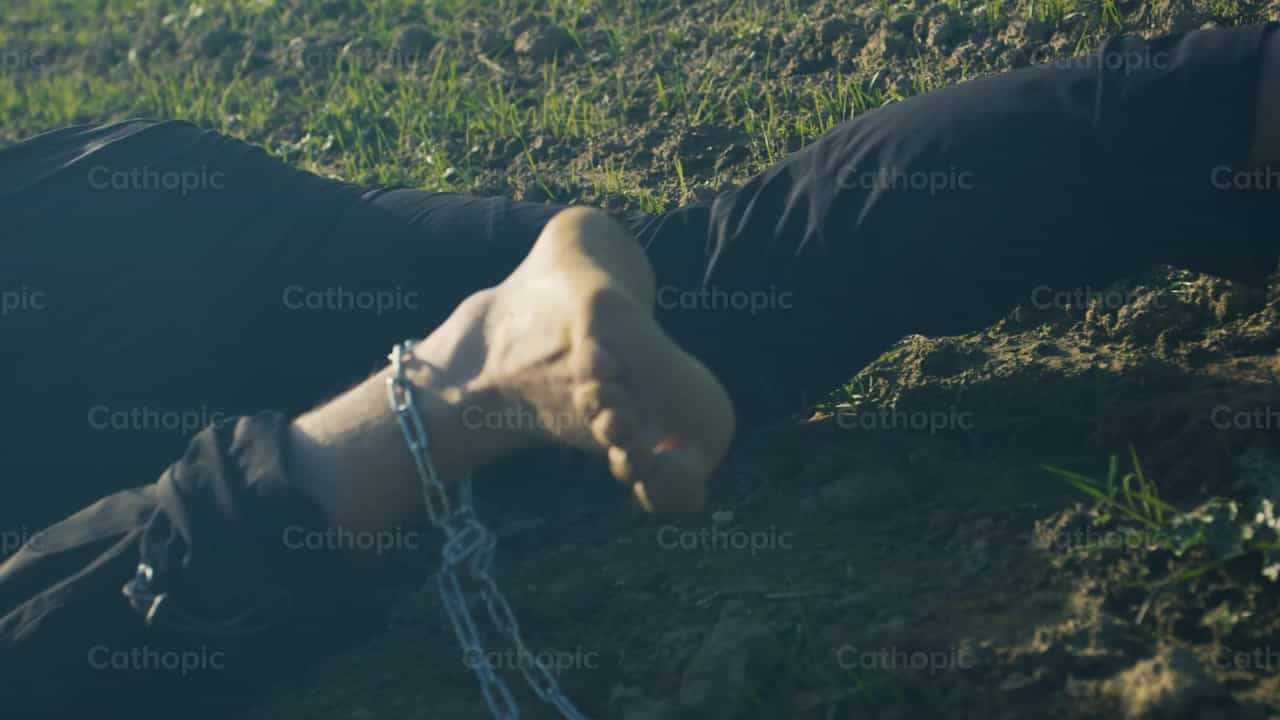 Pies encadenados por causa de los vicios - Banco de vídeos católicos - Fotografía por Almures Studio
