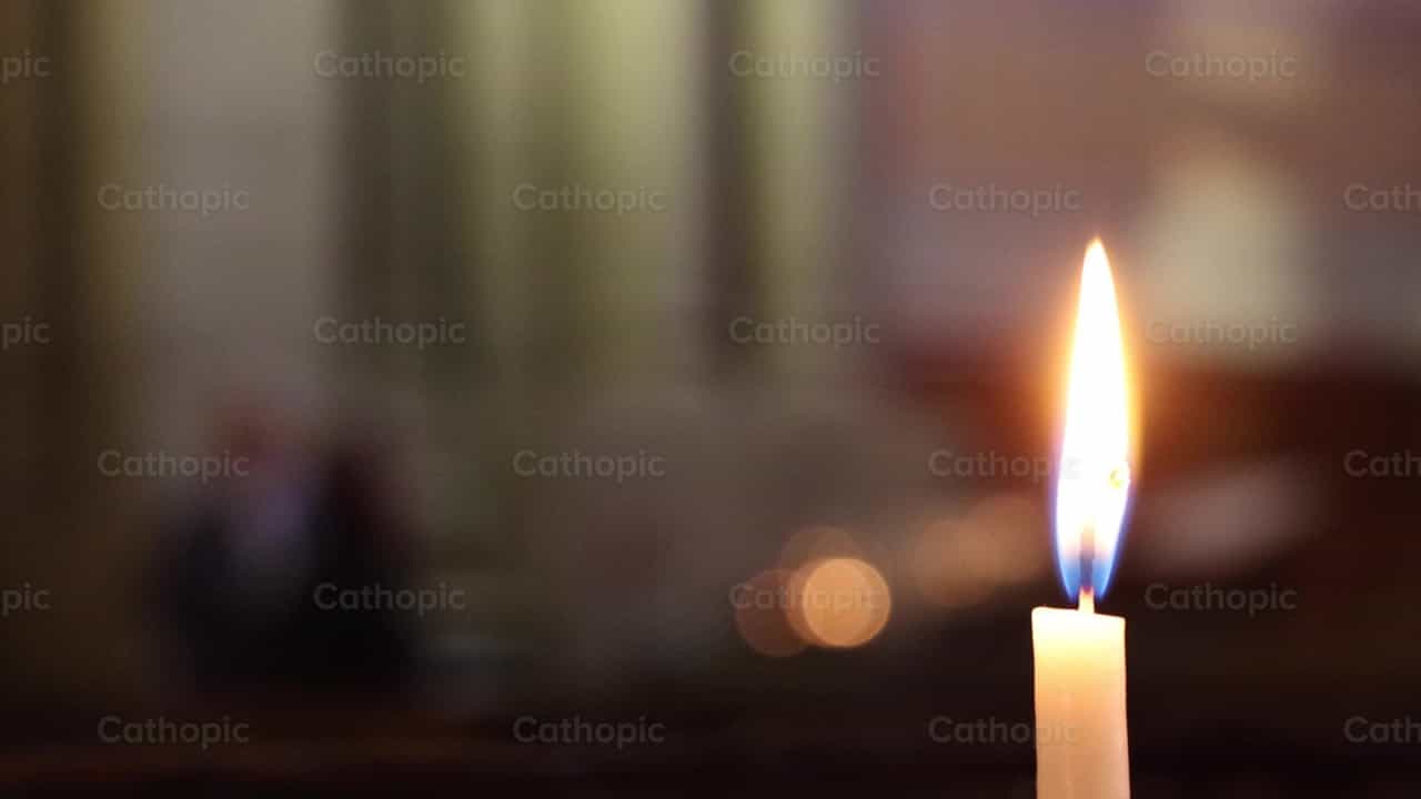 Vela encendida - Banco de vídeos católicos - Fotografía por Frames Cristianos