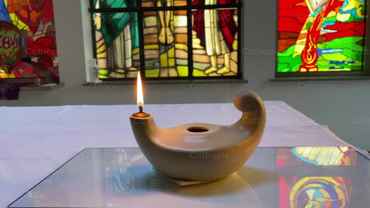 Liwanag sa dambana - Mga Catholic stock video - Larawan ni Saul Ibarra