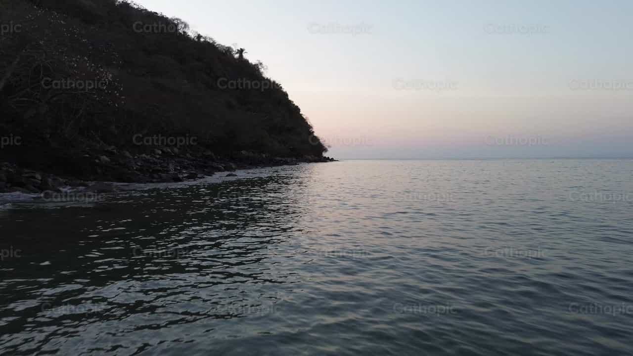 Orilla del mar - Banco de vídeos católicos - Fotografía por Frames Cristianos