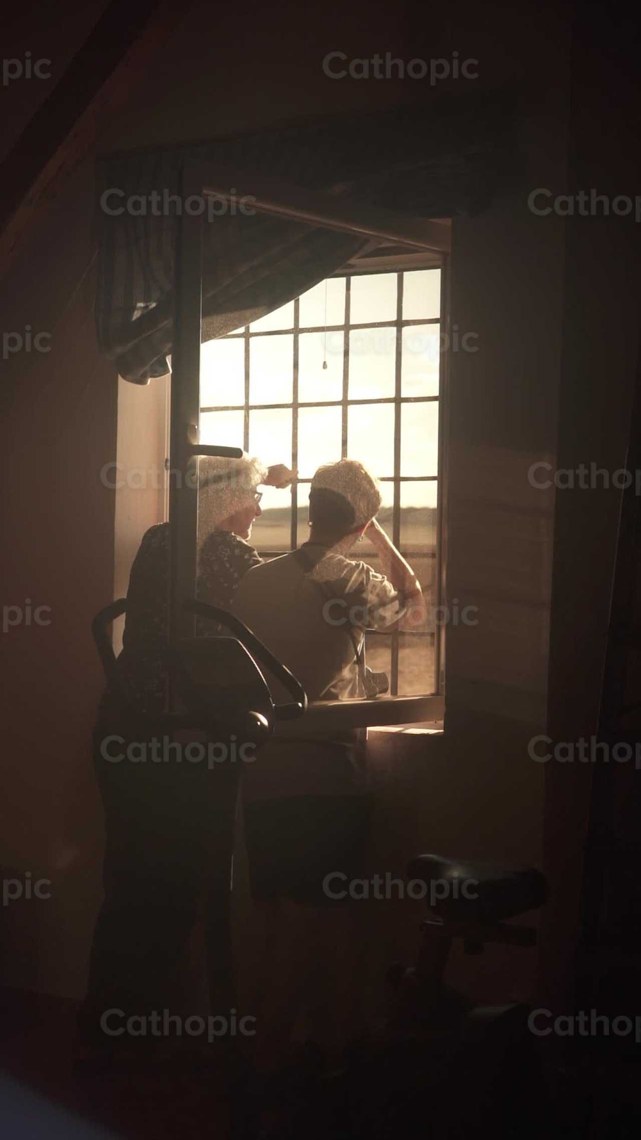 Des hommes regardant par la fenêtre au crépuscule - Vidéos catholiques de stock - Photo de Lupe Belmonte