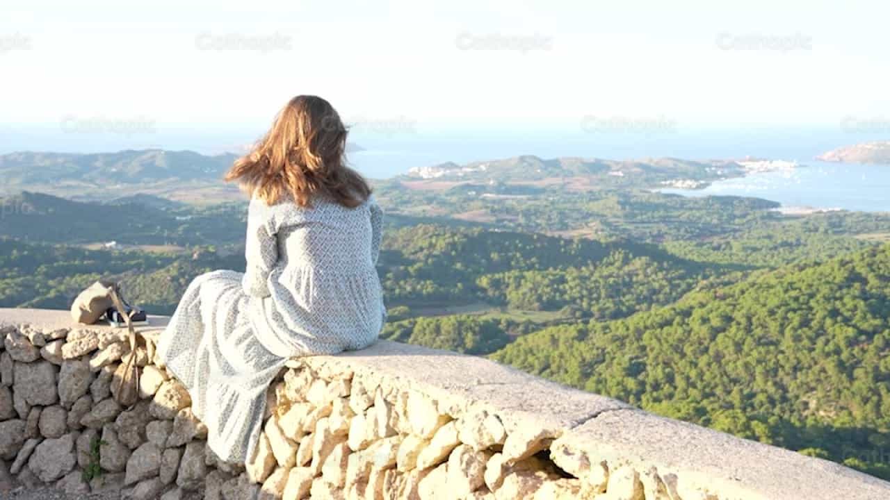 Ragazza che prega con la schiena rivolta verso la collina - Video stock cattolici - Foto di Iván W. Jaques