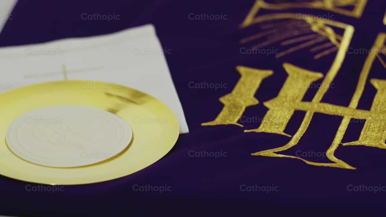 Casulla, patena, hostia y purificador - Banco de vídeos católicos - Fotografía por Almures Studio