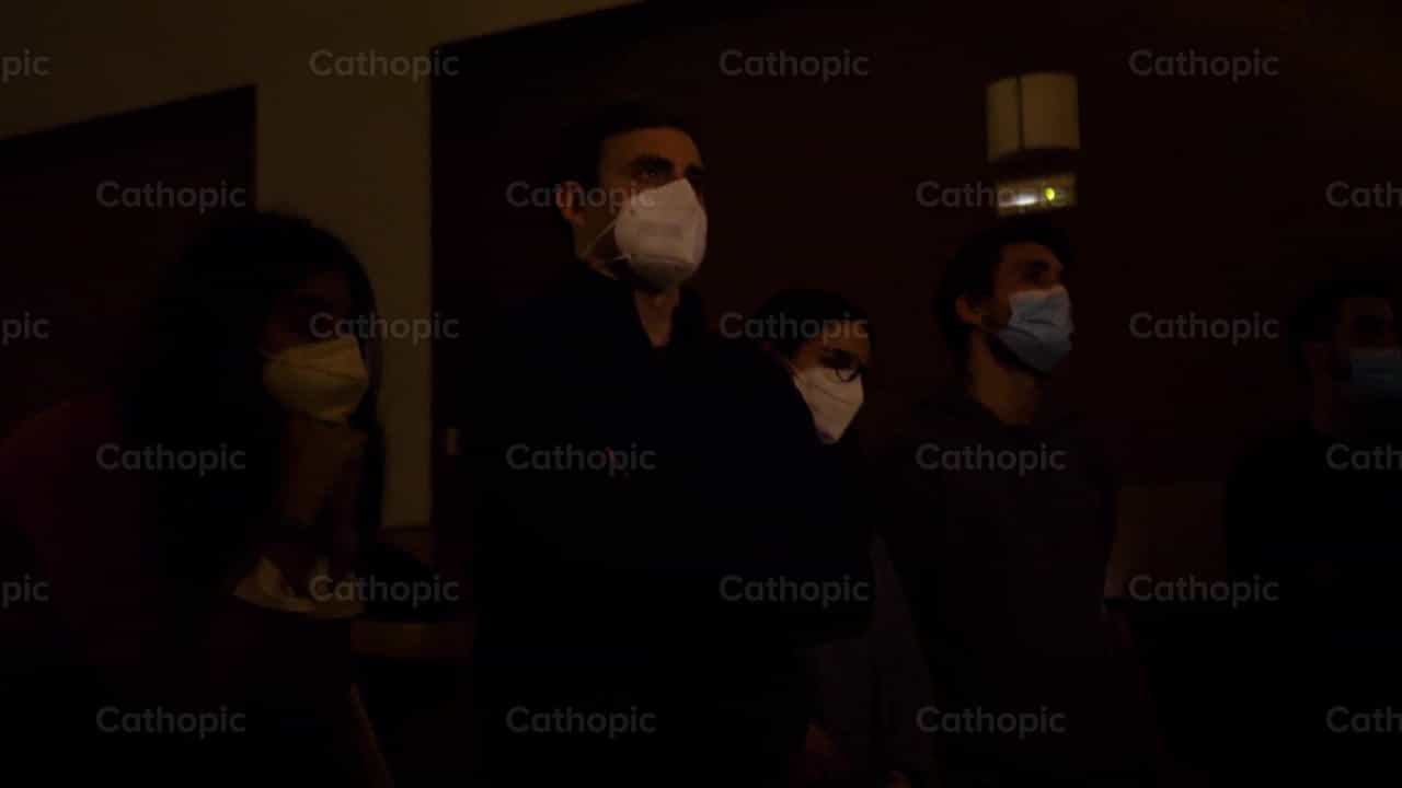 Multitud de la Noche de Adoración, Toma 5 - Banco de vídeos católicos - Fotografía por Cathopic