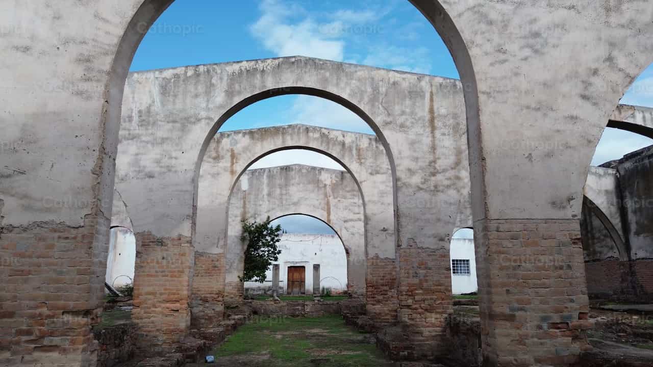 Edificio en ruinas - Banco de vídeos católicos