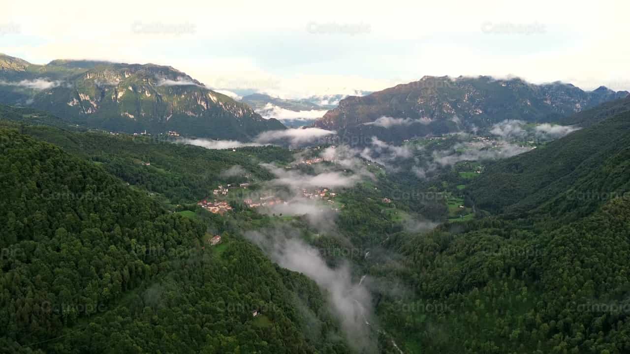 City in the mountains - Catholic stock videos - Photo by Frames Cristianos