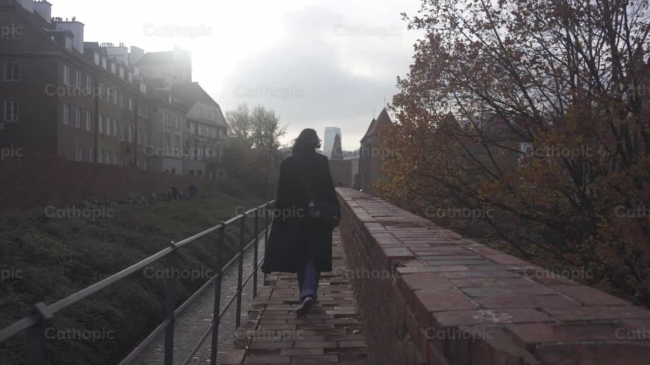 Menina caminhando - Vídeos católicos de stock - Foto de Lupe Belmonte