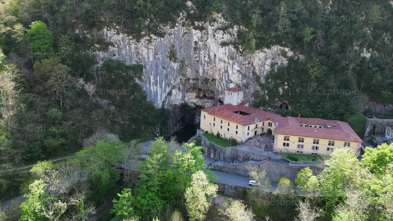 Gruta de covadonga - Banco de vídeos católicos - Fotografía por Iván W. Jaques