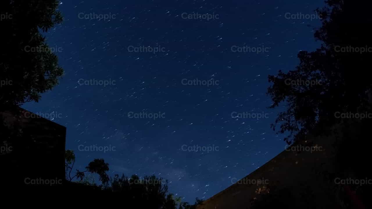 Noche estrellada - Banco de vídeos católicos - Fotografía por Frames Cristianos