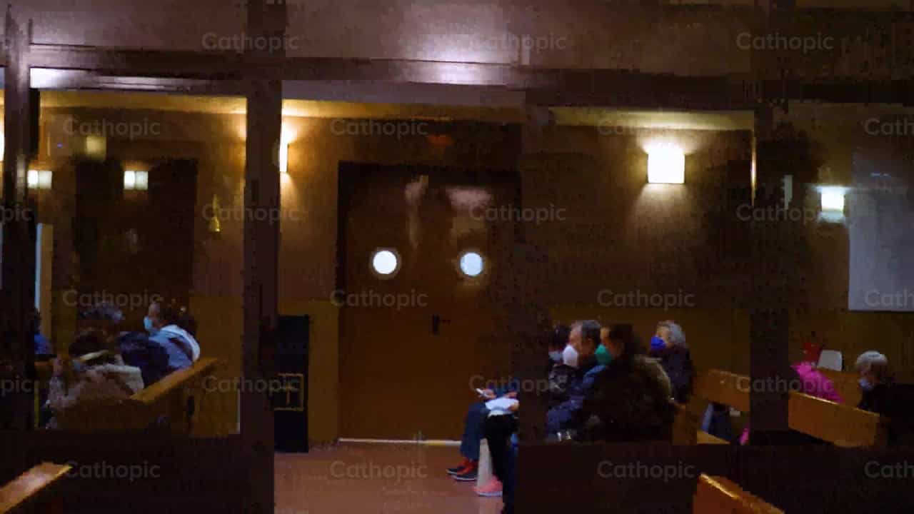 Catecismos Lecciones de un sacerdote, toma 3 - Banco de vídeos católicos - Fotografía por Cathopic