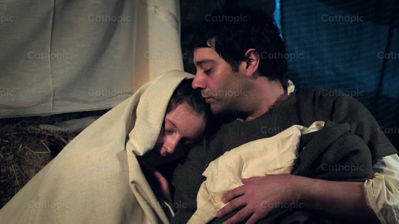 San Jose besa a la Virgen Maria - Banco de vídeos católicos - Fotografía por Almures Studio