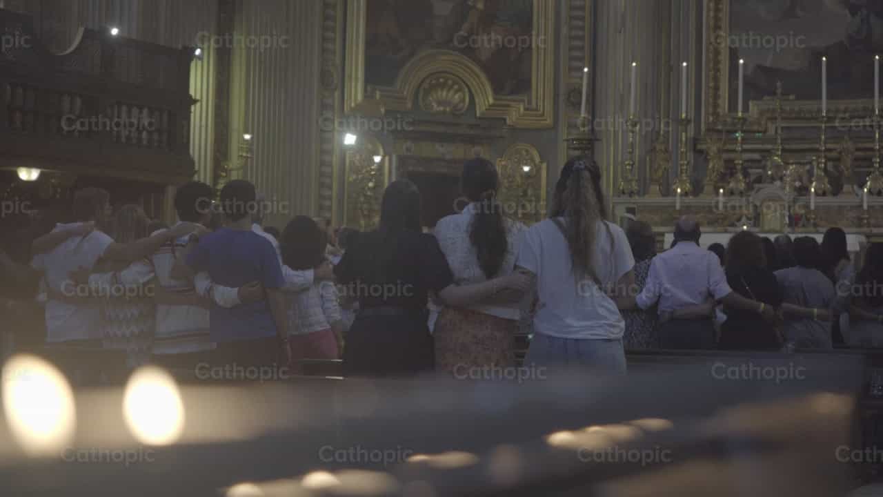 Jovenes alabando a Dios - Banco de vídeos católicos - Fotografía por Lupe Belmonte