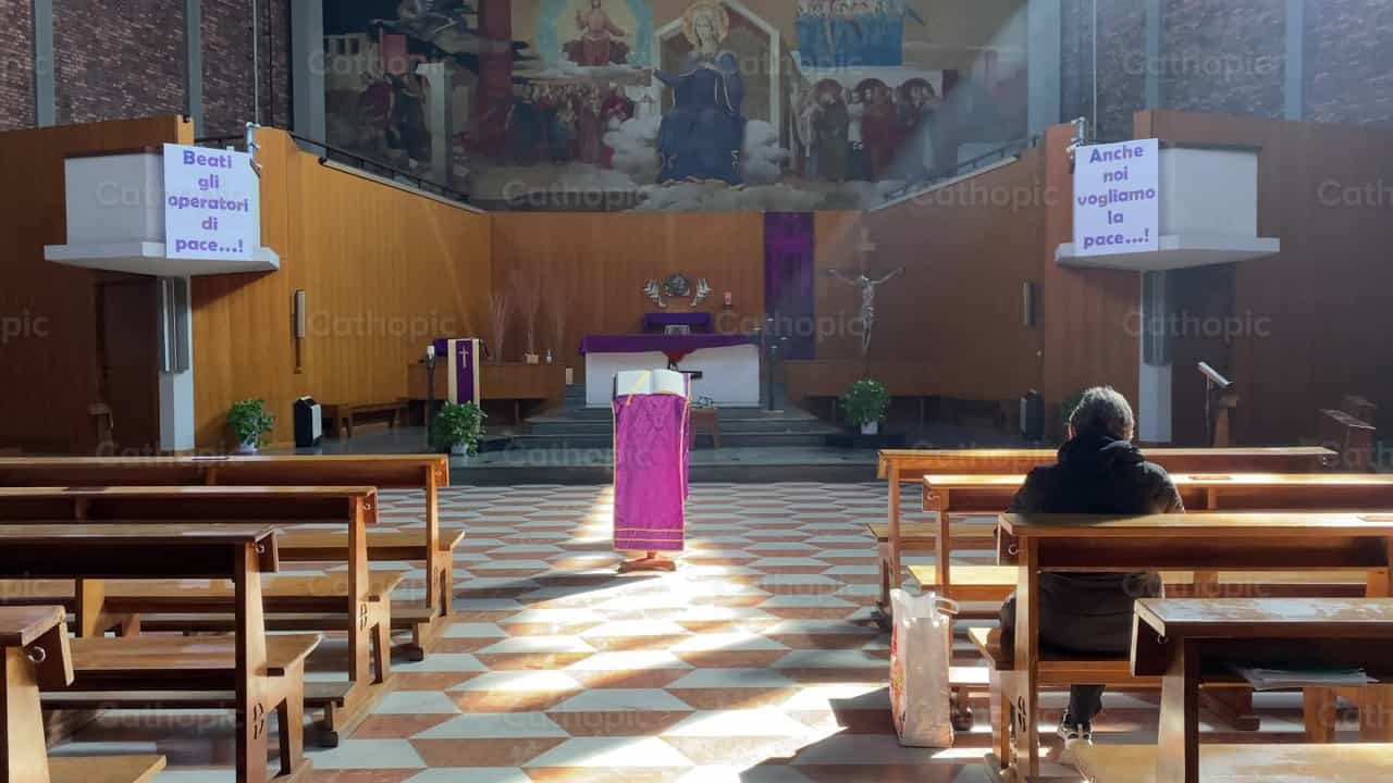 Raio de luz que ilumina a Palavra - Vídeos católicos de stock