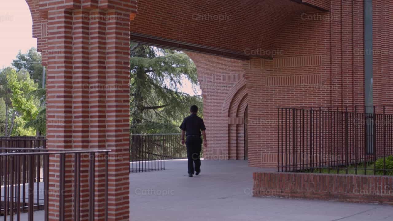Sacerdote rezando el Santo Rosario - Banco de vídeos católicos - Fotografía por Almures Studio
