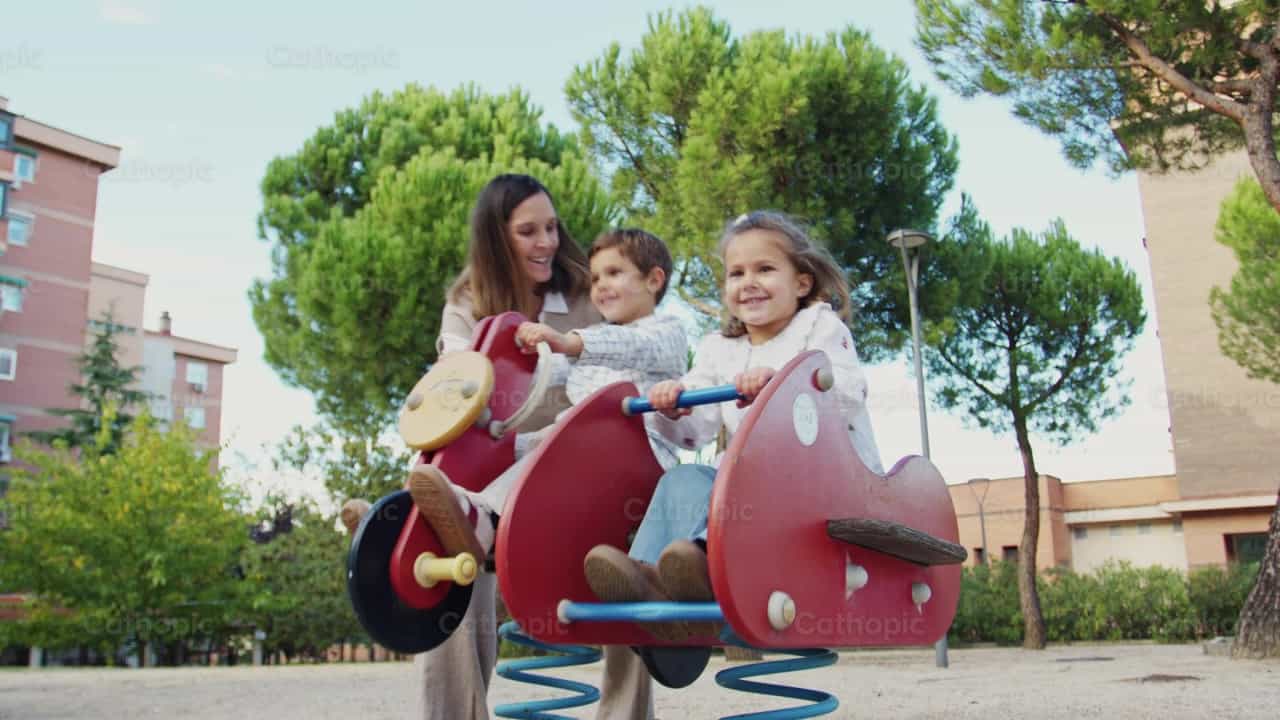 Mamá e hijos jugando en el parque - Banco de vídeos católicos - Fotografía por Almures Studio