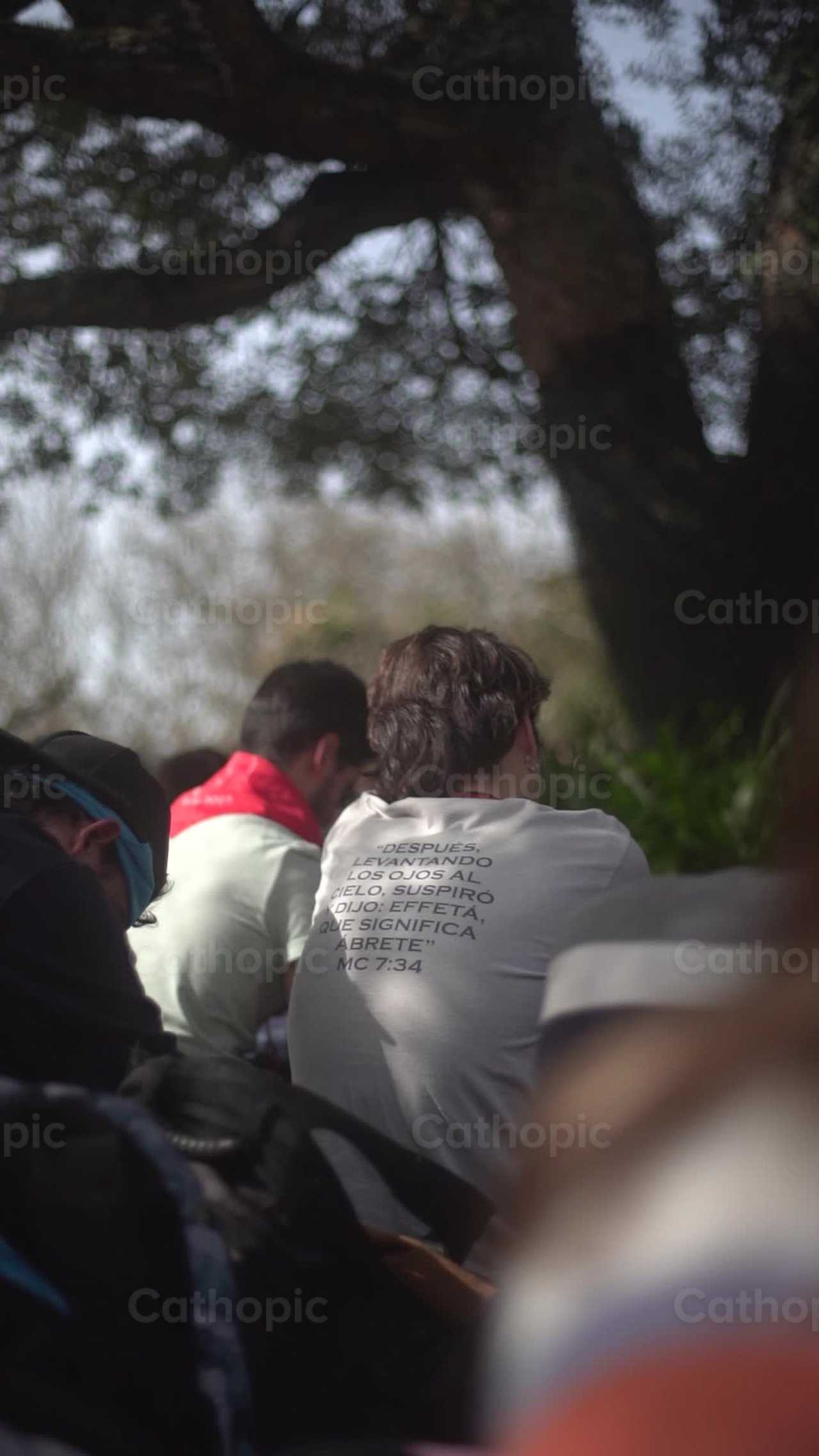 Chico con la camiseta de effeta - Banco de vídeos católicos - Fotografía por Lupe Belmonte