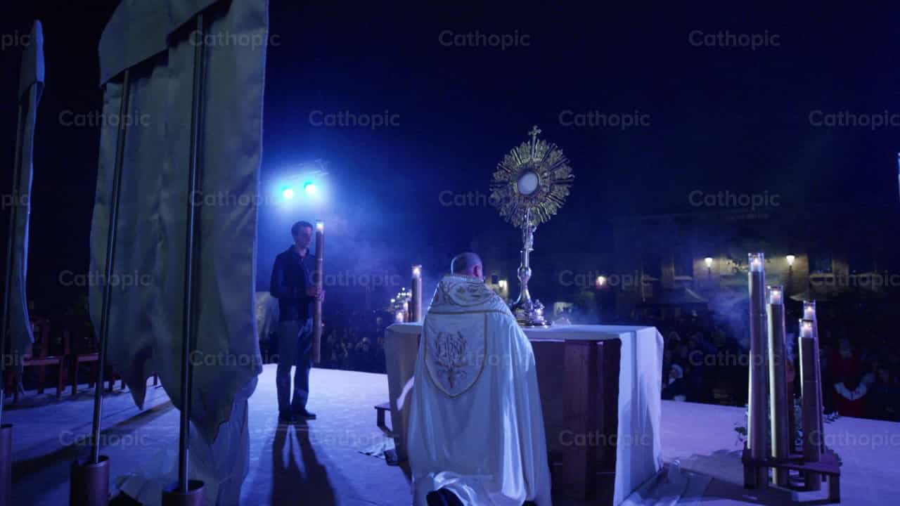 Adoracja eucharystyczna - Katolickie filmy stockowe - Zdjęcie: Catholic Stuff