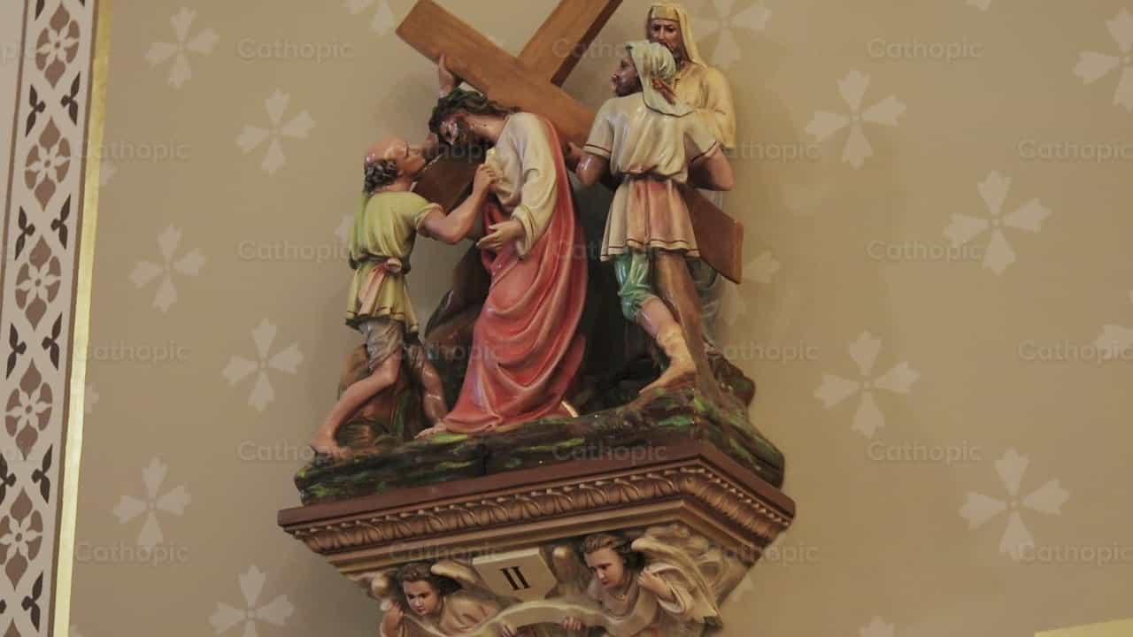 Segunda Estação: Jesus carrega a Sua cruz - Vídeos católicos de stock