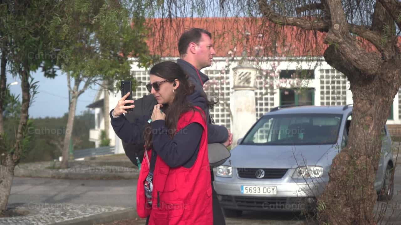 Chica haciendo fotos en una peregrinación - Banco de vídeos católicos - Fotografía por Lupe Belmonte