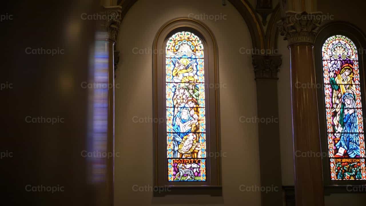 Vidrieras del Nacimiento - Banco de vídeos católicos - Fotografía por Maria Carpenter