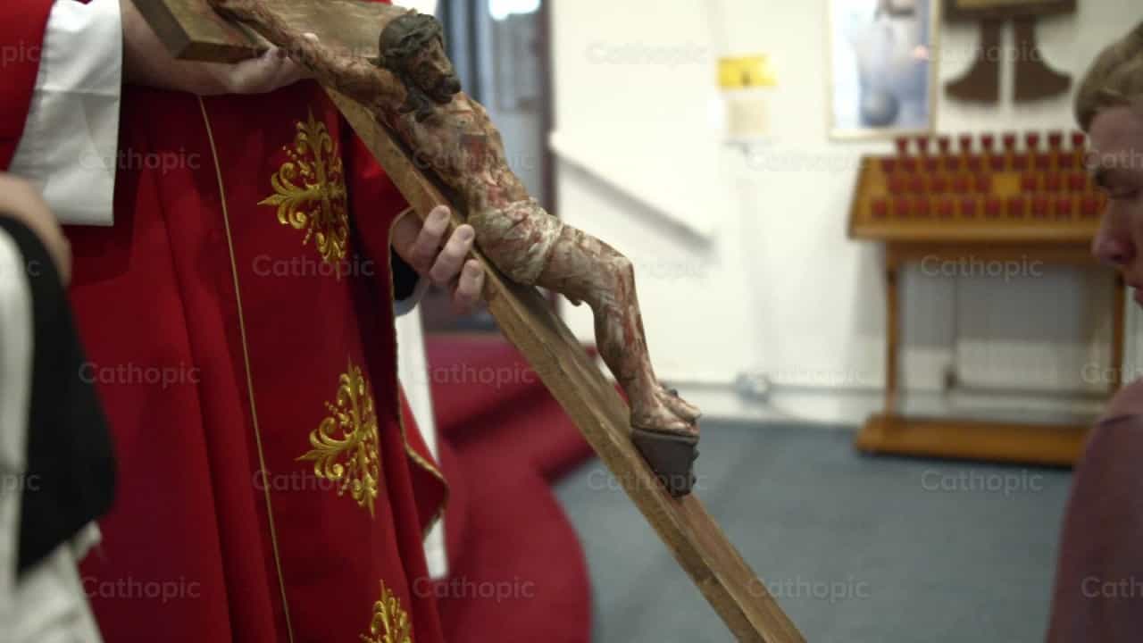 Veneración de la Cruz - Banco de vídeos católicos - Fotografía por Catholic Stuff